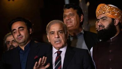 Pakistani ministers will not get salary from now on As Pakistan suffers from a severe economic crisis, the country's prime minister announced on Wednesday that ministers and advisers will no longer be paid. Shahbaz Sharif said in a press conference that ministers pay for gas, water and electricity from their own pockets. It is also decided that luxury cars will be taken back from the ministers and auctioned. In addition, Pakistani ministers will no longer stay in five-star hotels on foreign trips.