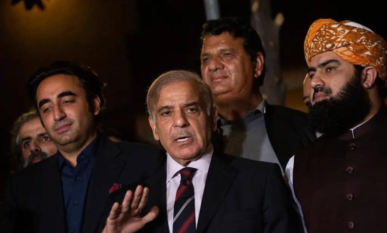 Pakistani ministers will not get salary from now on As Pakistan suffers from a severe economic crisis, the country's prime minister announced on Wednesday that ministers and advisers will no longer be paid. Shahbaz Sharif said in a press conference that ministers pay for gas, water and electricity from their own pockets. It is also decided that luxury cars will be taken back from the ministers and auctioned. In addition, Pakistani ministers will no longer stay in five-star hotels on foreign trips.